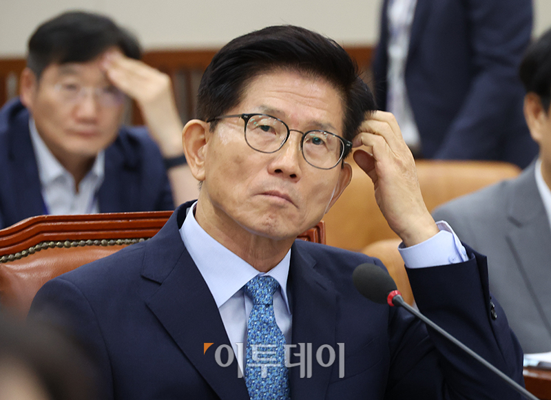 ▲김문수 고용노동부 장관 후보자가 26일 서울 여의도 국회 환경노동위원회에서 열린 인사청문회에서 머리를 만지고 있다. 고이란 기자 photoeran@