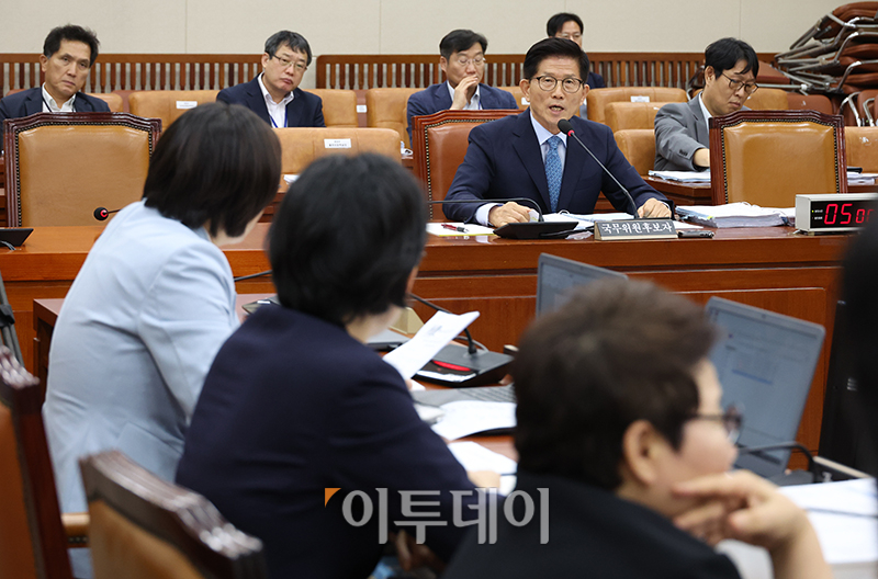 ▲김문수 고용노동부 장관 후보자가 26일 서울 여의도 국회 환경노동위원회에서 열린 인사청문회에서 의원 질의에 답하고 있다. 고이란 기자 photoeran@