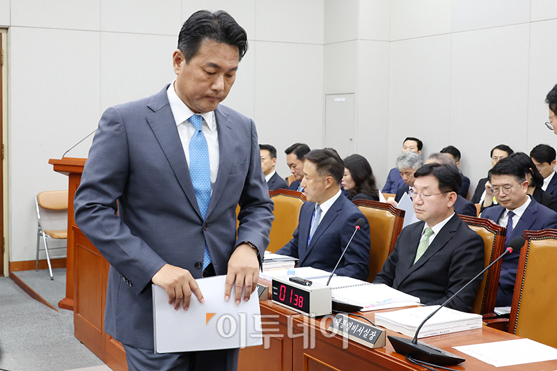 ▲김태효 국가안보실 1차장이 이 27일 서울 여의도 국회 운영위원회에서 열린 전체회의에서 발언을 마치고 자리로 향하고 있다. 고이란 기자 photoeran@