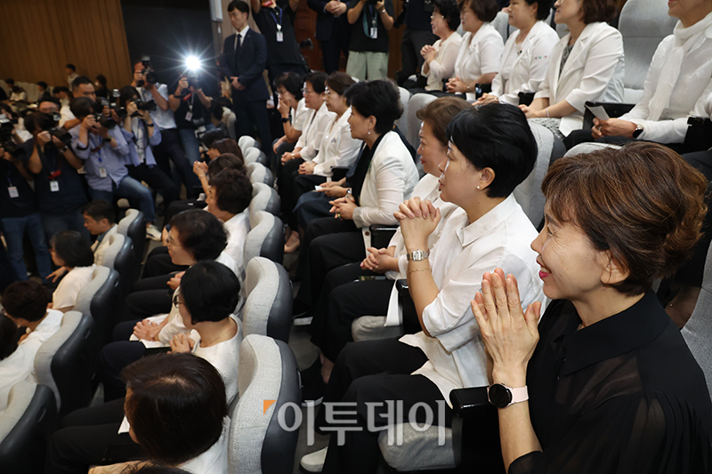 ▲28일 서울 여의도 국회 본회의에서 의료공백 장기화로 현장에 투입된 진료지원(PA) 간호사 합법화 근거를 담은 '간호법안'이 가결되자 방청하던 전현직 간호사들이 기뻐하고 있다. 고이란 기자 photoeran@