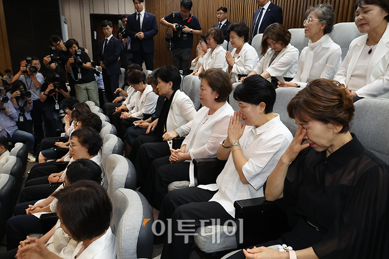 ▲28일 서울 여의도 국회 본회의에서 의료공백 장기화로 현장에 투입된 진료지원(PA) 간호사 합법화 근거를 담은 '간호법안'이 가결되자 방청하던 전현직 간호사들이 기뻐하고 있다. 고이란 기자 photoeran@