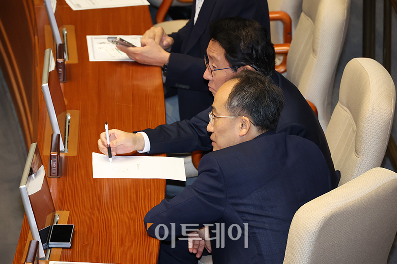 ▲28일 서울 여의도 국회 본회의에서 추경호(오른쪽) 국민의힘 원내대표와 김상훈 정책위의장이 대화하고 있다. 고이란 기자 photoeran@