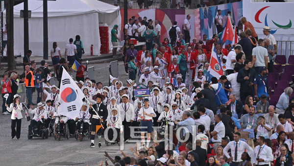 ▲28일(현지시간) 프랑스 파리 콩코드 광장에서 열린 2024 파리 패럴림픽 개막식에서 기수 최용범(카누)을 선두로 대한민국 선수단이 입장하고 있다. 2024.08.28 사진공동취재단