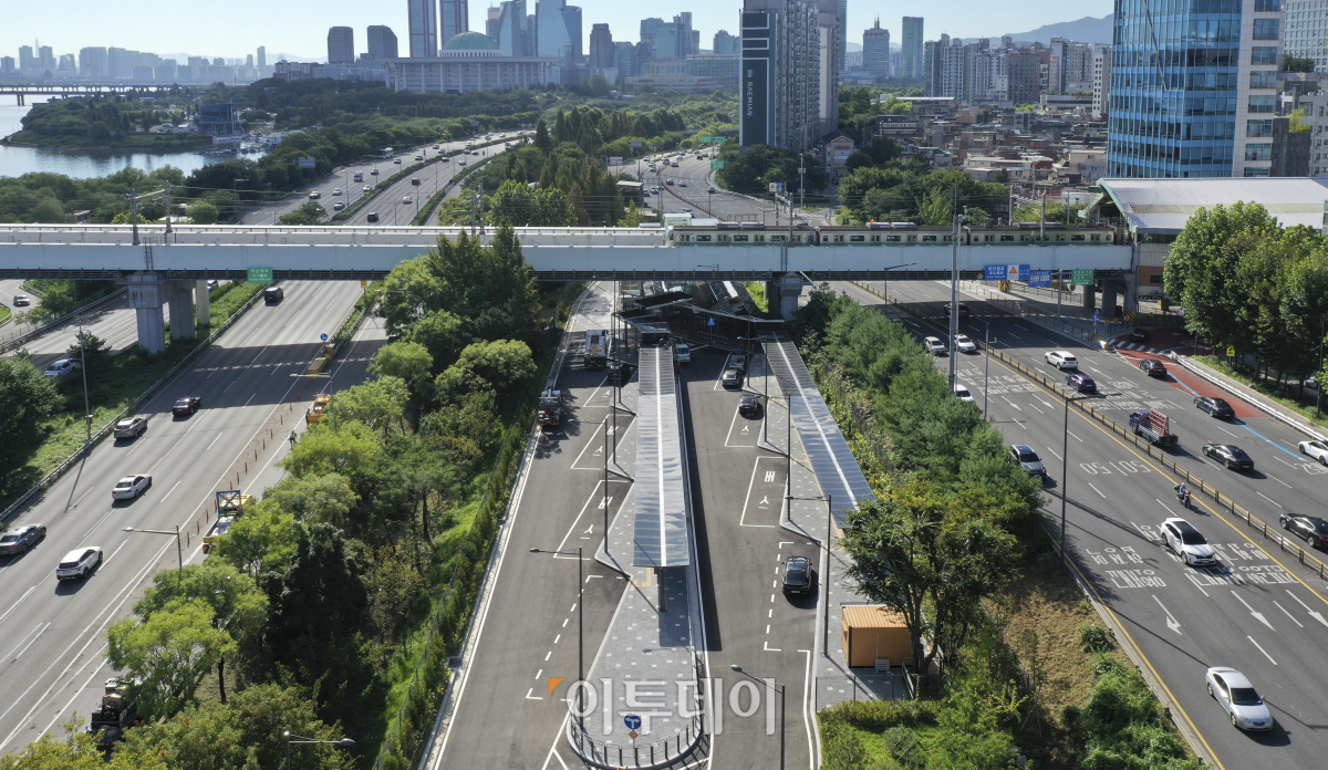 ▲당산역 광역환승센터 개통을 하루 앞둔 30일 서울 영등포구 당산역 광역환승센터 개통 전 모습. 9개 광역버스 노선이 동시에 정차할 수 있는 당산역 광역환승센터는 올림픽대로에서 환승센터로 진입하는 램프와 노들로로 이어지는 회차로를 갖추고 있다. 환승센터는 31일 첫차부터 운영을 시작한다. 조현호 기자 hyunho@