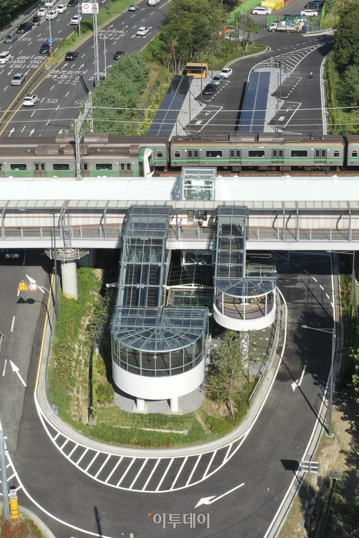 ▲당산역 광역환승센터 개통을 하루 앞둔 30일 서울 영등포구 당산역 광역환승센터 개통 전 모습. 9개 광역버스 노선이 동시에 정차할 수 있는 당산역 광역환승센터는 올림픽대로에서 환승센터로 진입하는 램프와 노들로로 이어지는 회차로를 갖추고 있다. 환승센터는 31일 첫차부터 운영을 시작한다. 조현호 기자 hyunho@