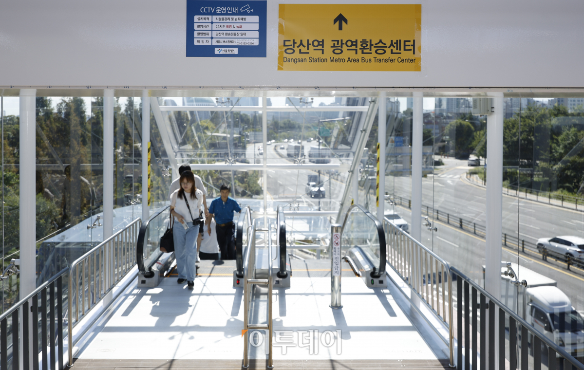 ▲당산역 광역환승센터 개통을 하루 앞둔 30일 서울 영등포구 당산역 광역환승센터 개통 전 모습. 9개 광역버스 노선이 동시에 정차할 수 있는 당산역 광역환승센터는 올림픽대로에서 환승센터로 진입하는 램프와 노들로로 이어지는 회차로를 갖추고 있다. 환승센터는 31일 첫차부터 운영을 시작한다. 조현호 기자 hyunho@