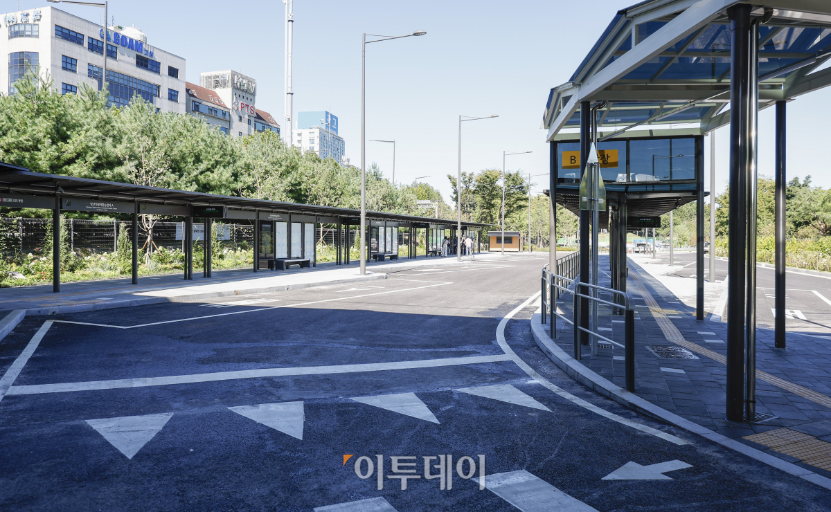 ▲당산역 광역환승센터 개통을 하루 앞둔 30일 서울 영등포구 당산역 광역환승센터 개통 전 모습. 9개 광역버스 노선이 동시에 정차할 수 있는 당산역 광역환승센터는 올림픽대로에서 환승센터로 진입하는 램프와 노들로로 이어지는 회차로를 갖추고 있다. 환승센터는 31일 첫차부터 운영을 시작한다. 조현호 기자 hyunho@