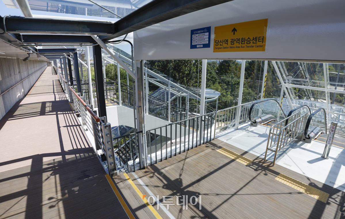 ▲당산역 광역환승센터 개통을 하루 앞둔 30일 서울 영등포구 당산역 광역환승센터 개통 전 모습. 9개 광역버스 노선이 동시에 정차할 수 있는 당산역 광역환승센터는 올림픽대로에서 환승센터로 진입하는 램프와 노들로로 이어지는 회차로를 갖추고 있다. 환승센터는 31일 첫차부터 운영을 시작한다. 조현호 기자 hyunho@