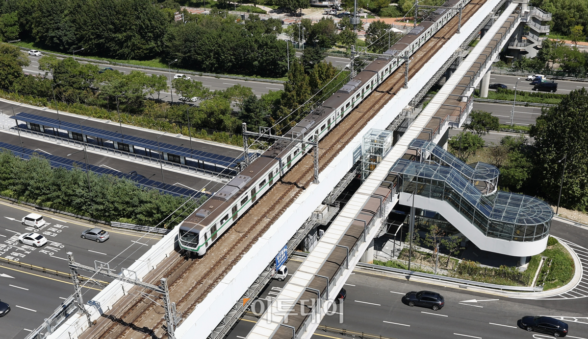 ▲당산역 광역환승센터 개통을 하루 앞둔 30일 서울 영등포구 당산역 광역환승센터 개통 전 모습. 9개 광역버스 노선이 동시에 정차할 수 있는 당산역 광역환승센터는 올림픽대로에서 환승센터로 진입하는 램프와 노들로로 이어지는 회차로를 갖추고 있다. 환승센터는 31일 첫차부터 운영을 시작한다. 조현호 기자 hyunho@