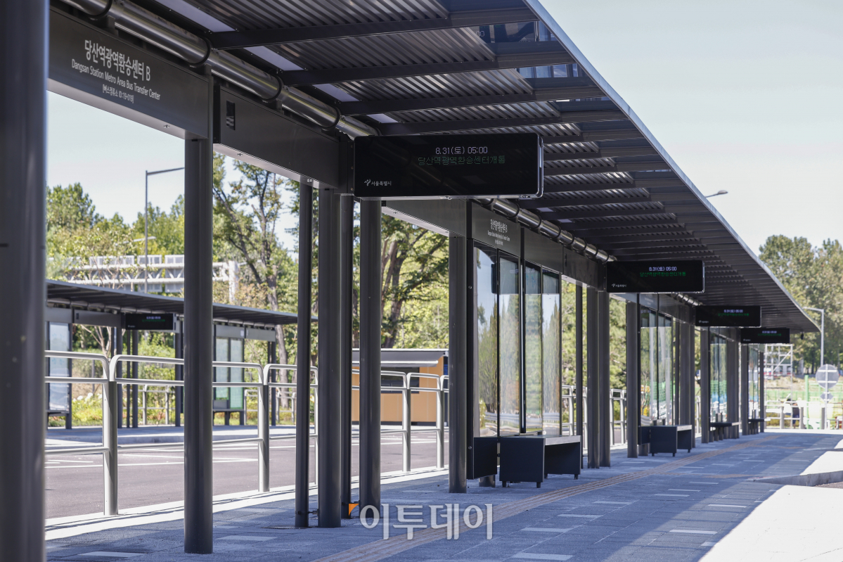 ▲당산역 광역환승센터 개통을 하루 앞둔 30일 서울 영등포구 당산역 광역환승센터 개통 전 모습. 9개 광역버스 노선이 동시에 정차할 수 있는 당산역 광역환승센터는 올림픽대로에서 환승센터로 진입하는 램프와 노들로로 이어지는 회차로를 갖추고 있다. 환승센터는 31일 첫차부터 운영을 시작한다. 조현호 기자 hyunho@