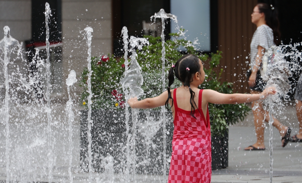 ▲8월 전국 폭염일수가 2018년의 기록을 넘어선 가운데 25일 서울 광화문 광장에서 한 어린이가 물놀이를 하며 더위를 피하고 있다. 고이란 기자 photoeran@ (이투데이DB)