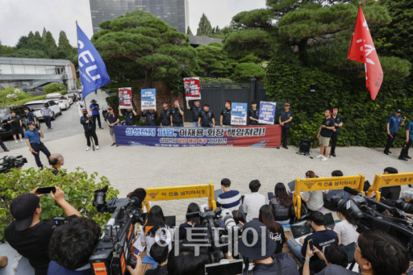 ▲전국삼성전자노동조합이 1일 서울 용산구 소재 이재용 삼성전자 회장 자택 앞에서 '이재용 회장, 무노조 경영 폐기 약속을 지켜라!' 삼성전자 파업 해결 촉구 기자회견을 하고 있다. 조현호 기자 hyunho@