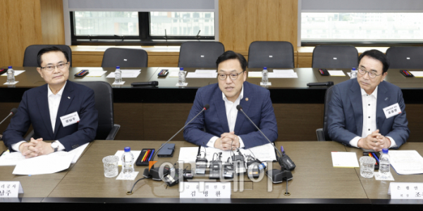 ▲김병환 금융위원회 위원장이 1일 서울 강남구 캠코 양재타워에서 열린 새출발기금(소상공인 자영업자) 간담회에서 모두발언을 하고 있다. 조현호 기자 hyunho@