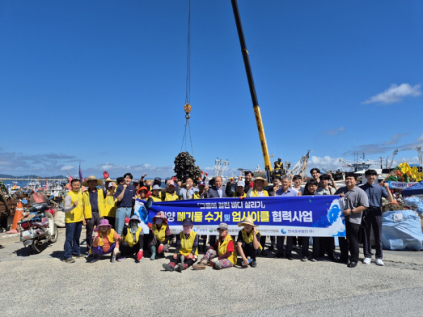 ▲한국중부발전 직원들과 보령시어선어업인연합회 회원들이 지난달 31일 시행한 '그물에 걸린 바다 살리기' 해양 침적 폐그물 수거 협력사업을 통해 바다에서 수거한 해양 폐기물을 분류 한 후 기념 촬영을 하고 있다. (사진제공=한국중부발전)