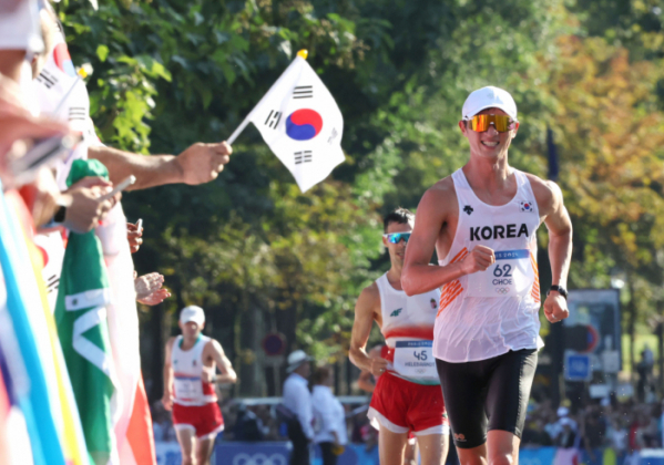 ▲2024 파리올림픽 육상 경보 남자 20km에 출전한 한국 최병광(62번)이 1일(한국시간) 프랑스 파리 에펠탑 인근에 마련된 경보 경기장에서 레이스를 펼치고 있다. (연합뉴스)