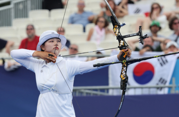 ▲1일(현지시간) 프랑스 파리 레쟁발리드에서 열린 2024 파리올림픽 양궁 여자 개인전 인도네시아의 레자 옥타비아와의 32강전에서 임시현이 과녁을 조준하고 있다.  (연합뉴스)