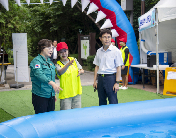 ▲박희영 용산구청장이 물놀이장 현장점검을 하고 있다. 사진제공 용산구