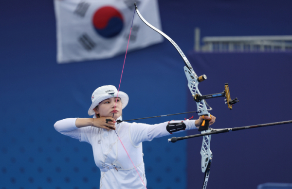 ▲1일(현지시간) 2024 파리올림픽 양궁 여자 개인전 독일의 샤를리네 슈바르츠와의 32강 경기를 치르는 전훈영 (연합뉴스)