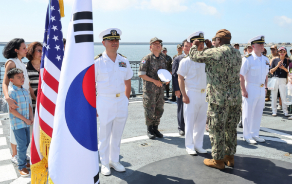 ▲2일 오전 해군작전사령부와 주한미해군사령부가 부산작전기지 경남함 함상에서 진급식을 개최했다. (연합뉴스)