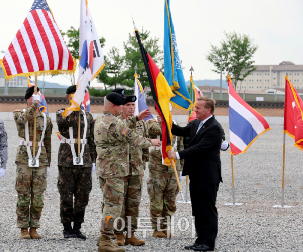 ▲보리스 피스토리우스(오른쪽) 독일 국방부장관이 2일 경기 평택 미군기지 캠프 험프리스에서 열린 독일 유엔군사령부 가입 기념식에서 폴 러캐머라 주한미군사령관에게 독일 국기를 건네주고 있다. 사진공동취재단