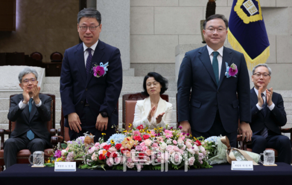 ▲노경필·박영재 (앞줄 왼쪽부터) 신임 대법관이 2일 서울 서초구 대법원에서 열린 대법관 취임식을 마친 후 참석자들에게 인사하고 있다. 사진공동취재단