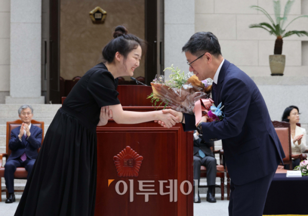 ▲노경필 신임 대법관이 2일 서울 서초구 대법원에서 열린 대법관 취임식에서 직원에게 꽃다발을 전달받고 있다. 사진공동취재단