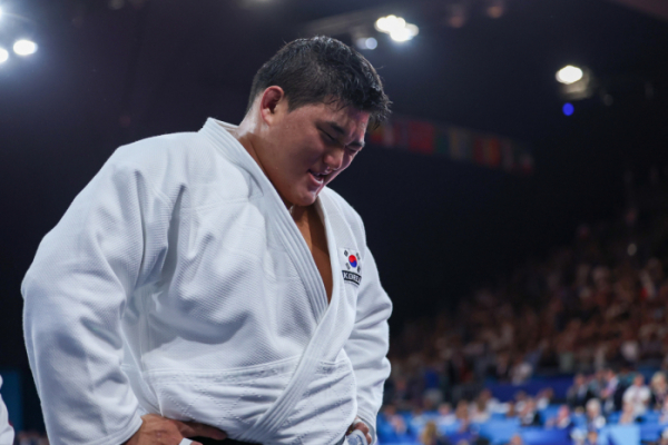 ▲유도 김민종이 3일(한국시간) 프랑스 파리 샹드마르스 경기장에서 열린 '2024 파리올림픽' 유도 남자 100kg급 결승에서 프랑스의 테디 리네르에게 패한 뒤 아쉬움에 고개를 떨구고 있다. (연합뉴스)