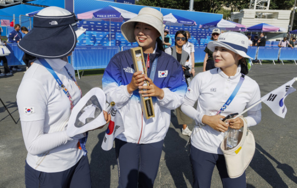 ▲2일(현지시간) 프랑스 파리 레쟁발리드에서 열린 2024 파리올림픽 양궁 혼성 단체 독일과 결승전에서 승리해 금메달을 획득한 임시현(가운데)이 메달수여식을 마친 뒤 경기장에서 응원한 전훈영(오른쪽), 남수현의 축하를 받고 있다. (연합뉴스)