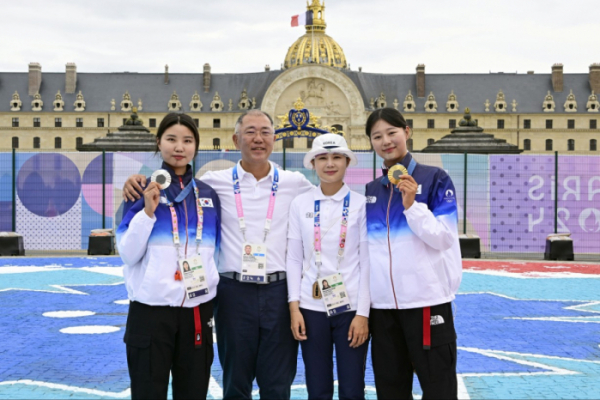 ▲정의선 현대차그룹 회장이 3일(현지시간) 파리 대회 여자 양궁 개인전 시상식 직후 남수현(왼쪽 첫 번째), 전훈영(오른쪽 두 번째), 임시현(오른쪽 첫 번째) 등 국가대표 선수들을 만나 격려하고 있다. (사진제공=대한양궁협회)