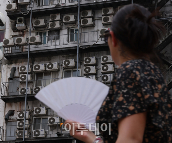 ▲전국에 폭염특보가 발효된 4일 서울 시내 한 건물 외벽에 실외기가 바쁘게 돌아가고 있다. 고이란 기자 photoeran@