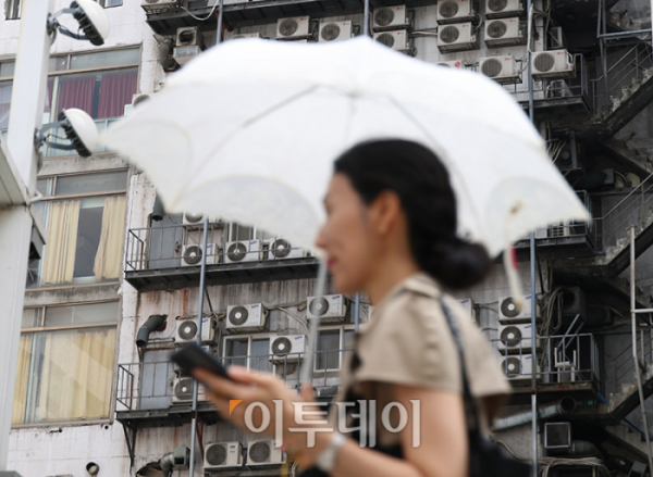 ▲전국에 폭염특보가 발효된 4일 서울 시내 한 건물 외벽에 실외기가 바쁘게 돌아가고 있다. 고이란 기자 photoeran@