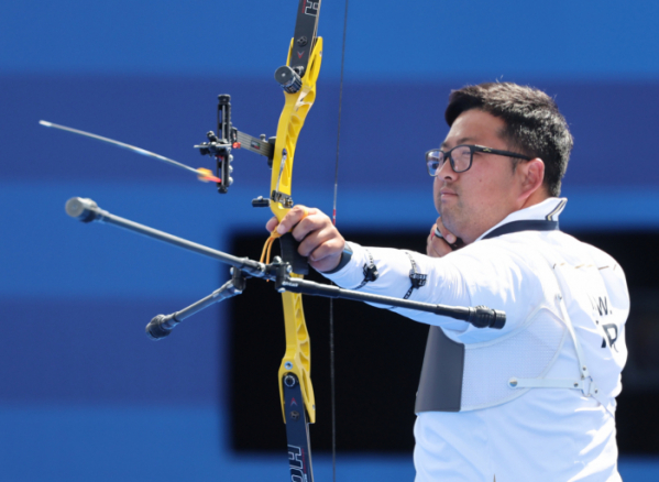 ▲4일(한국시간) 프랑스 파리 레쟁발리드에서 열린 2024 파리올림픽 양궁 남자 개인전 미국의 브레이디 엘리슨과의 결승전에서 김우진이 활시위를 놓고 있다. (연합뉴스)