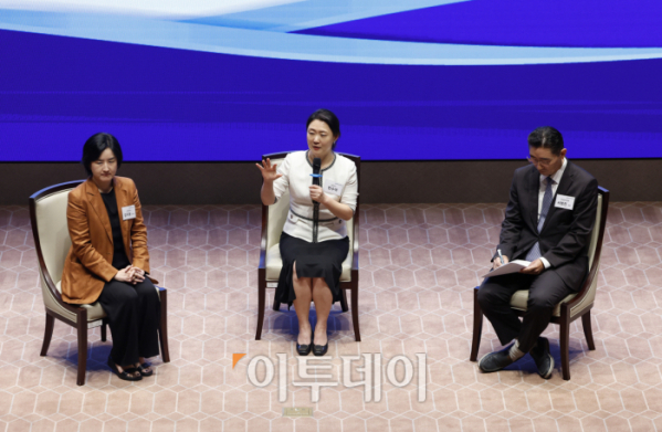 ▲민수아(가운데) 삼성액티브자산운용 대표이사가 5일 서울 영등포구 한국거래소 서울사무소에서 열린 액티브 상장지수펀드(ETF) 브랜드 KoAct 출범 1주년 기자간담회에서 취재진의 질문에 답하고 있다. 조현호 기자 hyunho@