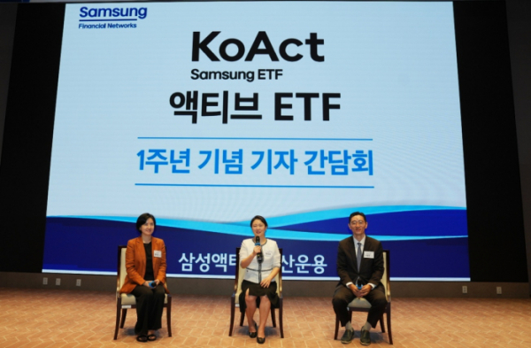 ▲5일 서울 여의도 한국거래소 본사 콘퍼런스홀에서 삼성액티브자산운용의 ‘KoAct’ 출시 1주년 기자간담회가 열리고 있다. 사진은 왼쪽부터 김지운 삼성액티브자산운용 운용2본부장, 민수아 삼성액티브자산운용 대표, 서범진 삼성액티브자산운용 전략솔루션총괄. (사진= 삼성액티브사잔운용)