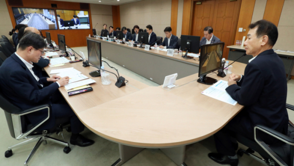 ▲ 정은보 한국거래소 이사장(사진 맨 우측) 5일 서울 여의도 한국거래소에서 시장상황 점검을 위한 비상대책회의를 하고있다 (사진=한국거래소)