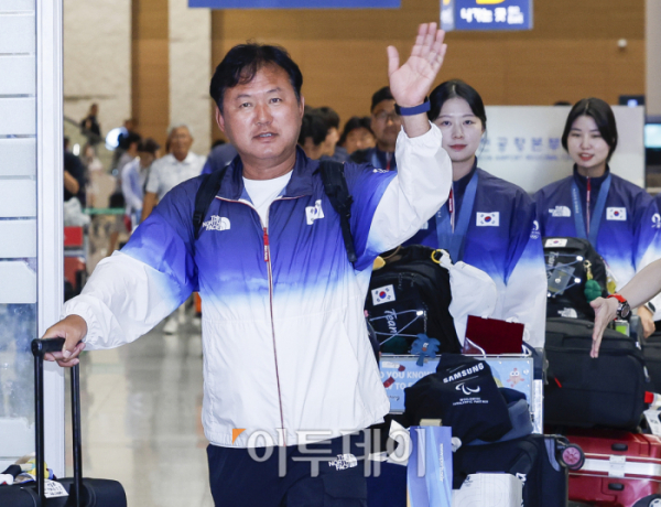 ▲대한민국 양궁 국가대표팀이 6일 2024 파리 올림픽을 마친 후 인천국제공항 제2여객터미널에 도착하고 있다. 양궁 국가대표팀은 이번 파리 올림픽에서 남녀 단체전과 혼성 단체전, 남녀 개인전에서 금메달을 획득하며 사상 처음으로 양궁에 걸린 금메달 5개 모두를 획득했다. 임시현·김우진 선수는 개인전에서 금메달을 획득하며 양궁 3관왕을 기록했다. 조현호 기자 hyunho@