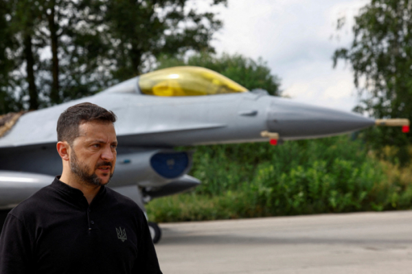 ▲서방 국가에서 F-16을 지원받은 우크라이나가 본격적인 러시아 본토 공격에 나설 것으로 관측된다. 볼로디미르 젤렌스키 우크라이나 대통령이 우크라이나 공군 F-16 편대가 결성된 모처에서 연설하고 있다.  (로이터연합뉴스)