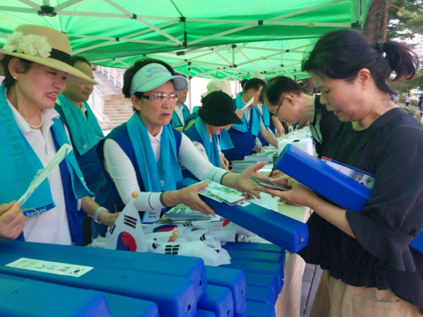 ▲수원특례시 광교1동 바르게살기운동위원회가 광교 자연앤힐스테이트아파트 정문 광장에서 위원회 위원 등 50여명이 참석한 가운데 제79주년 광복절을 맞아 나라사랑 태극기 달기 캠페인을 가졌다. (수원특례시 광교1동)