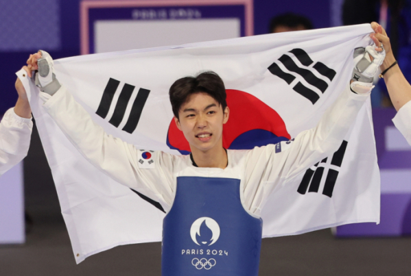 ▲8일(한국시간) 프랑스 파리 그랑팔레 태권도경기장에서 열린 2024 파리올림픽 태권도 남자 58kg급 결승전에서 박태준이 아제르바이잔 가심 마고메도프를 상대로 승리한 뒤 기뻐하고 있다.  (연합뉴스)