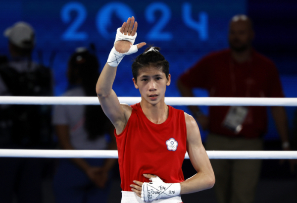 ▲린위팅은 8일(한국시간) 프랑스 파리 롤랑가로스 경기장에서 열린 '2024 파리올림픽' 복싱 여자 57㎏급 준결승전에서 튀르키예의 에스라 카르만을 상대로 5-0(30-27 30-27 30-27 30-27 30-27) 판정승을 따냈다. (EPA/연합뉴스)