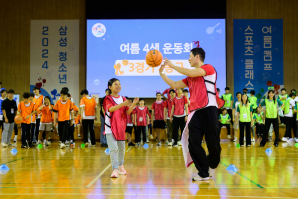 ▲제일기획은 8일 삼성화재 글로벌캠퍼스 다목적홀(경기 고양시)에서 삼성 다문화청소년 스포츠 클래스의 특별활동인 여름캠프를 개최했다. 여름캠프에 참가한 청소년들이 농구공 드리블을 하고 있다.  (사진제공-제일기획 )