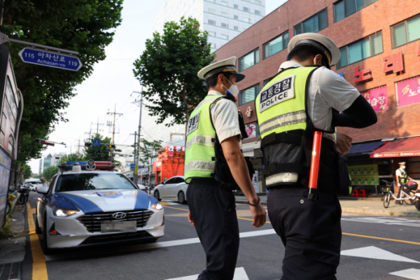 ▲서울시 공공자전거 '따릉이'를 타고 난폭 운전을 일삼는 이른바 '따릉이 폭주 연맹'(따폭연)이 서울 시내 집결을 예고한 4일 오후 서울 성동구 성수역에서 경찰들이 단속을 하고 있다. (연합뉴스)