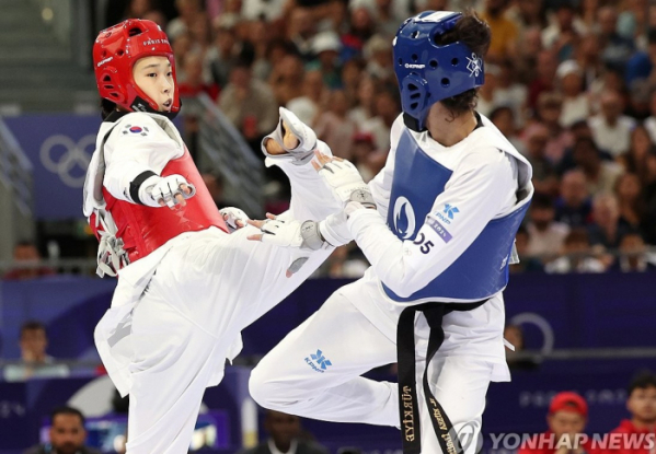 ▲8일(현지시간) 프랑스 파리 그랑팔레 태권도경기장에서 열린 2024 파리올림픽 태권도 여자 57kg급 16강전에서 한국 김유진이 튀르키예의 하티제 일귄과 경기를 펼치고 있다. (연합뉴스)