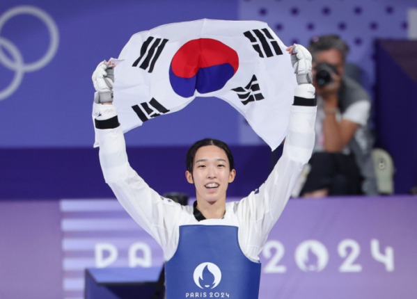 ▲8일(현지시간) 프랑스 파리 그랑팔레 태권도경기장에서 열린 2024 파리올림픽 태권도 여자 57kg급 결승에서 한국의 김유진이 이란의 나히드 키야니찬데를 꺾고 금메달을 확정한 뒤 태극기를 들고 환호하고 있다. (연합뉴스)