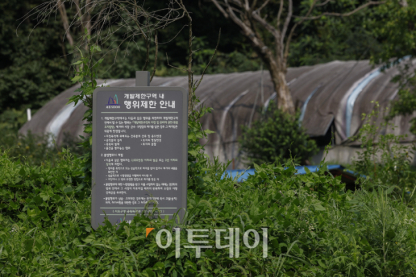 ▲정부가 급등하는 서울 집값을 잡기 위해 12년만에 개발제한구역을 전면 해제한다. 서울을 포함한 수도권 그린벨트를 풀어 총 8만가구를 공급할 수 있는 신규 택지 후보지를 11월부터 발표한다. 대규모 주택공급을 위해 서울 그린벨트를 전면 해제하는 것은 이명박 정부 때인 2012년 이후 12년 만이다. 9일 그린벨트 해제지로 유력하게 거론되는 서울 서초구 내곡동 일대 개발제한구역 모습. 조현호 기자 hyunho@