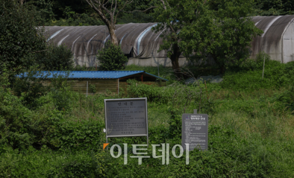 ▲정부가 급등하는 서울 집값을 잡기 위해 12년만에 개발제한구역을 전면 해제한다. 서울을 포함한 수도권 그린벨트를 풀어 총 8만가구를 공급할 수 있는 신규 택지 후보지를 11월부터 발표한다. 대규모 주택공급을 위해 서울 그린벨트를 전면 해제하는 것은 이명박 정부 때인 2012년 이후 12년 만이다. 9일 그린벨트 해제지로 유력하게 거론되는 서울 서초구 내곡동 일대 개발제한구역 모습. 조현호 기자 hyunho@