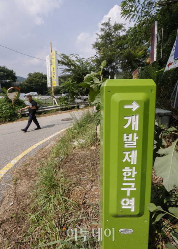 ▲정부가 급등하는 서울 집값을 잡기 위해 12년만에 개발제한구역을 전면 해제한다. 서울을 포함한 수도권 그린벨트를 풀어 총 8만가구를 공급할 수 있는 신규 택지 후보지를 11월부터 발표한다. 대규모 주택공급을 위해 서울 그린벨트를 전면 해제하는 것은 이명박 정부 때인 2012년 이후 12년 만이다. 9일 그린벨트 해제지로 유력하게 거론되는 서울 서초구 내곡동 일대 개발제한구역 모습. 조현호 기자 hyunho@