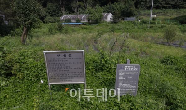 ▲정부가 급등하는 서울 집값을 잡기 위해 12년만에 개발제한구역을 전면 해제한다. 서울을 포함한 수도권 그린벨트를 풀어 총 8만가구를 공급할 수 있는 신규 택지 후보지를 11월부터 발표한다. 대규모 주택공급을 위해 서울 그린벨트를 전면 해제하는 것은 이명박 정부 때인 2012년 이후 12년 만이다. 9일 그린벨트 해제지로 유력하게 거론되는 서울 서초구 내곡동 일대 개발제한구역 모습. 조현호 기자 hyunho@