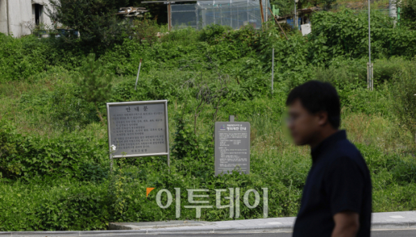 ▲정부가 급등하는 서울 집값을 잡기 위해 12년만에 개발제한구역을 전면 해제한다. 서울을 포함한 수도권 그린벨트를 풀어 총 8만가구를 공급할 수 있는 신규 택지 후보지를 11월부터 발표한다. 대규모 주택공급을 위해 서울 그린벨트를 전면 해제하는 것은 이명박 정부 때인 2012년 이후 12년 만이다. 9일 그린벨트 해제지로 유력하게 거론되는 서울 서초구 내곡동 일대 개발제한구역 모습. 조현호 기자 hyunho@