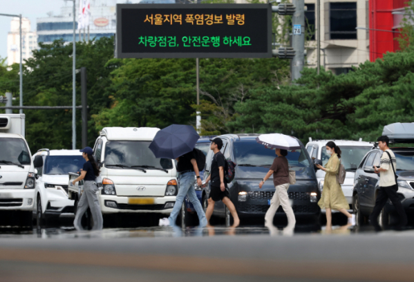 ▲전국 대부분 지역에 폭염특보가 발효된 31일 서울 영등포구 여의대로 위로 아지랑이가 피어오르고 있다. 2024.07.31. (뉴시스)